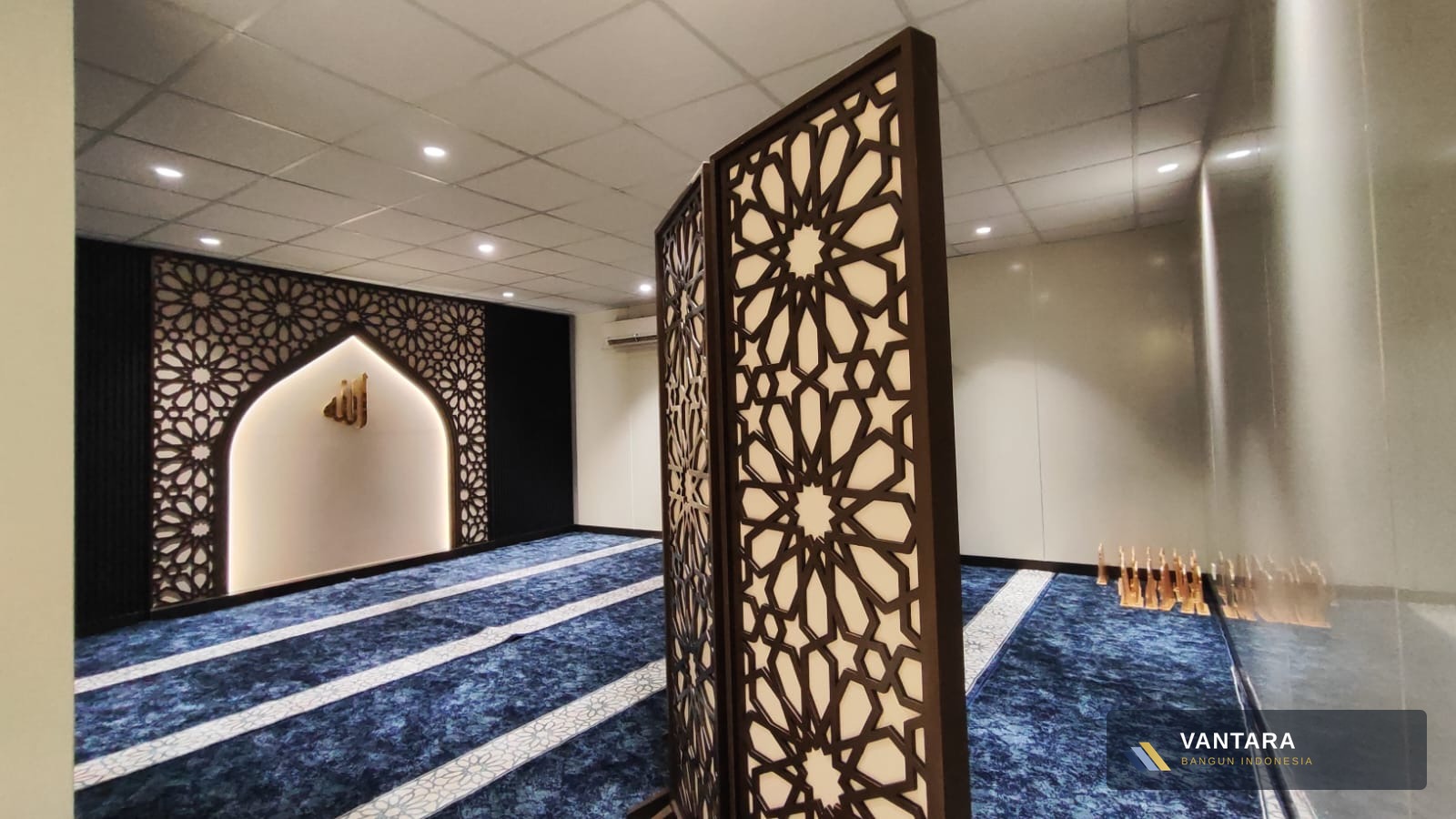 Mihrab & Partisi Saf, Curbside